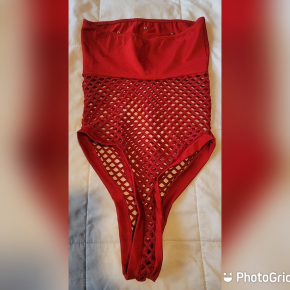 One piece - Picture 3 of 5